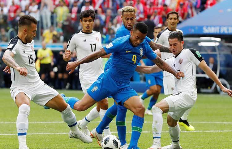 কোস্টারিকা : দল হিসাবে খুব একটা খারাপ না হলেও, এবারের বিশ্বকাপে শুরুটা মোটেই ভালো করেনি লাতিন আমেরিকার এই দলটি। সার্বিয়ার বিরুদ্ধে জিততে পারেনি তারা। ব্রাজিলের বিরুদ্ধে জ্বলে উঠলেও খুব একটা সুবিধা করতে পারেনি। পর পর দুটো ম্যাচে হেরে বিদায় নিশ্চিত করে ফেলেছে দেশটি।