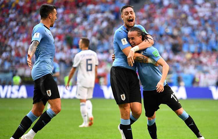 ১৯৩০ সালে প্রথম বিশ্বকাপেই এই নজির গড়ে উরুগুয়ে। নিজের দেশেই এই রেকর্ড গড়ে তারা। ফাইনালে আর্জেন্টিনাকে হারিয়ে চ্যাম্পিয়ন হয় উরুগুয়ে।