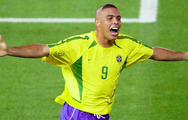 রোনাল্ডো (ব্রাজিল) : ব্রাজিলিয় রোনাল্ডো তালিকায় ২ নম্বরে। ৯৪ থেকে ২০০৬ সাল পর্যন্ত চারটি বিশ্বকাপে খেলেন তিনি। ১৯টি ম্যাচে ১৫টি গোল করেন তিনি।