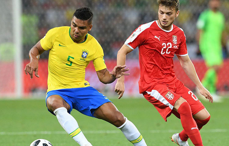 ব্রাজিলের রক্ষণাত্মক মিডফিল্ডার কাসেমিরো দুটো হলুদ কার্ড দেখে ফেলেছেন। মেক্সিকোর বিরুদ্ধে প্রি-কোয়ার্টার ফাইনালে সদ্য দেখা কার্ডের জন্যই ৬ জুলাই কাজান এরেনায় কোয়ার্টার ফাইনালে বেলজিয়ামের বিরুদ্ধে তিনি খেলতে পারবেন না।