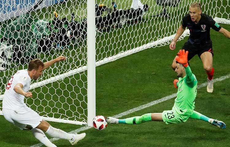 প্রথমার্ধে একাধিক বার সুযোগ এলেও তেমন কিছুই করতে পারেননি ইংল্যান্ডের ফুটবলাররা। বহুবার আক্রমণে গেলেও একটিমাত্র গোলেই সন্তুষ্ট থাকতে হয়েছে ইংল্যান্ডকে। প্রথমার্ধে একাধিক সুযোগ হারানোর ফল ভুগতে হলো তাদের।