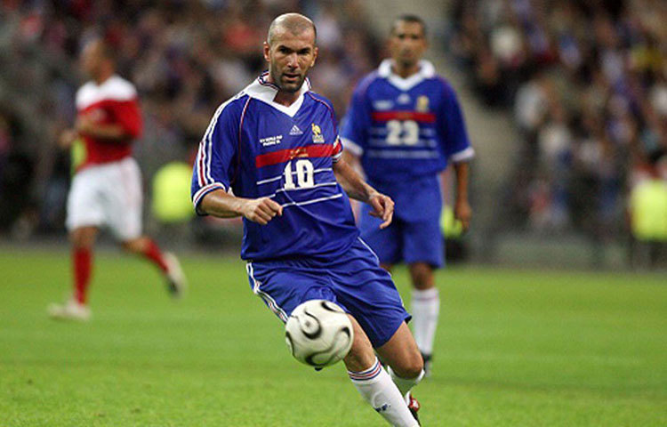 জিনেদিন জিদান : ফ্রান্সের বিশ্বকাপের অন্যতম প্রধান কারিগর। ফাইনালেও দুটি গোল করেন এই আক্রমণাত্মক মিডফিল্ডার। জুভেন্টাস, রিয়াল মাদ্রিদ হয়ে কিছু দিন আগে পর্যন্তও রিয়ালের কোচিংয়ের দায়িত্ব সামলেছেন জিদান।