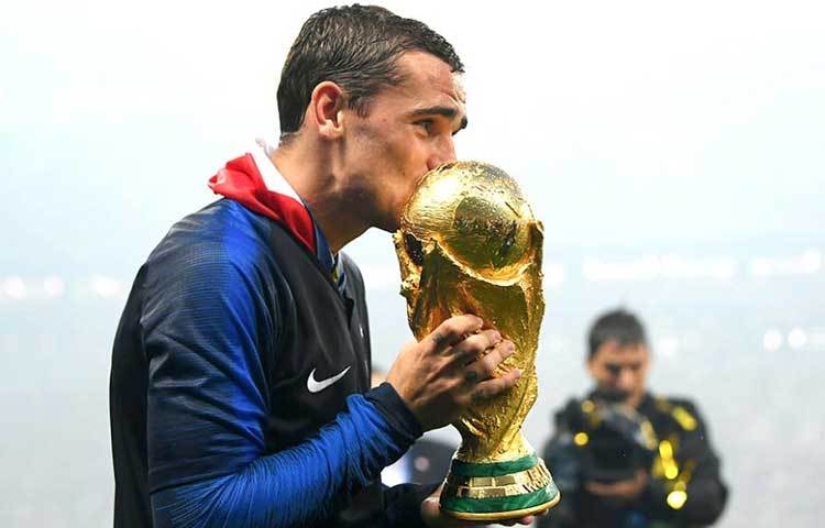 ট্রফিতে চুমু ফরাসি তারকা গ্রিজম্যানের। অনেক স্বপ্ন প্রত্যাশার কাপ তার হাতে।