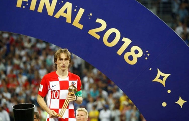 বিশ্বকাপ জুড়ে ক্রোয়েশিয়াকে সামনে থেকে নেতৃত্ব দেয়ার সঙ্গে মাঝমাঠ সামলেছেন লুকা মদ্রিচ। রাশিয়ায় দুরন্ত পারফরম্যান্সের সৌজন্যে বিশ্বকাপের সেরা ফুটবলার হিসেবে গোল্ডেন বল জিতেছ নিলেন ক্রোয়েশিয়ার অধিনায়ক লুকা মদ্রিচ।
