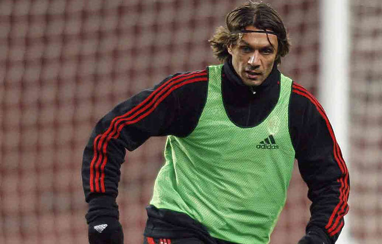 আজও বিশ্বের অন্যতম সেরা ডিফেন্ডার হিসেবেই মনে করা হয় ইতালির পাওলো মালদিনিকে। দীর্ঘ দিন এসি মিলানের হয়ে খেলেছেন পাওলো। উয়েফা চ্যাম্পিয়নশিপও জিতেছেন পাঁচবার। কিন্তু এক বারও বিশ্বকাপ জেতা হয়নি পাওলো মালদিনির। ১৯৯০, ১৯৯৪, ১৯৯৮ আর ২০০২ এই চারবার বিশ্বকাপ খেলেছিলেন মালদিনি। আর ১৯৯৪ সালে রানার-আপও হয়েছিল ইতালি।