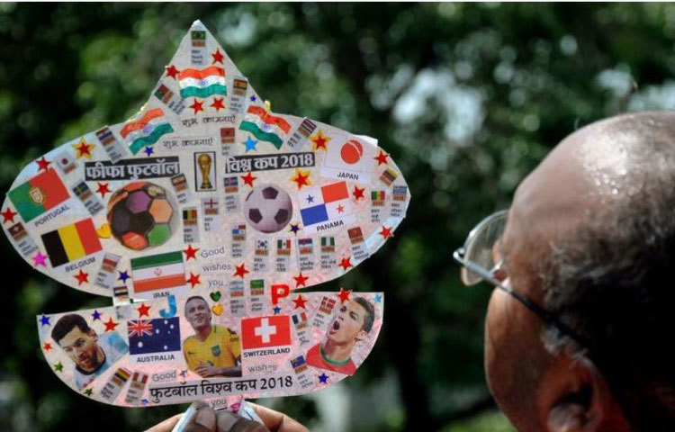 কলকাতার এক ঘুড়ি নির্মাতা জগমোহন কন্নৌজিয়া মেসি, রোনাল্ডো, নেইমারের ছবি এবং বিশ্বকাপে যোগ দেওয়া দলগুলির জাতীয় পতাকা দিয়ে একটি ঘুড়ি তৈরি করেছেন।