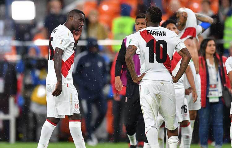 পেরু : ১৯৮২ সালের পর এবারের বিশ্বকাপে খেলার যোগ্যতা অর্জন করেছিল দক্ষিণ আমেরিকার এক চিলতে দেশটি। সে বছর গ্রুপ পর্যায় থেকে ছিটকে যায় দেশটি। রাশিয়ার বিশ্বকাপেও নিজেদের মেলে ধরতে পারেনি পেরু। পর পর দুটো ম্যাচে হারায় বিদায় ঘণ্টা বেজে গিয়েছে তাদের।