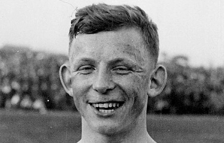 আর্নেস্ট উইলিমস্কি : ১৯৩৮-এর ফ্রান্স বিশ্বকাপ। খেলা চলছিল ব্রাজিল এবং পোল্যান্ডের মধ্যে। আসলে খেলা যেন চলছিল ব্রাজিলের ১১ জনের বিরুদ্ধে আর্নেস্ট উইলিমস্কির। একাই ৪ গোল করেন তিনি। ম্যাচটি যদিও ৬-৫ গোলে হেরে যায় পোল্যান্ড।