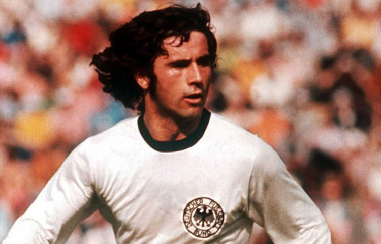 গার্ড মুলার (জার্মানি) : বিশ্বকাপের সর্বোচ্চ গোলদাতাদের তালিকায় তিন নম্বরে জার্মানির গার্ড মুলার। ১৯৭০ এবং ১৯৭৪ দুটি বিশ্বকাপে খেলেন মুলার। ১৩টি ম্যাচে ১৪টি গোল করেন গার্ড মুলার।