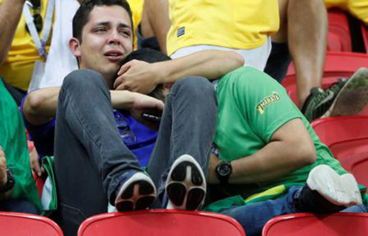 অঝোরে কাঁদছেন ব্রাজিল ভক্তরা। অনেক আশা করে এসেছিলেন খেলা দেখতে। কিন্তু দল তাদের আশা হতাশায় পরিণত করেছে।