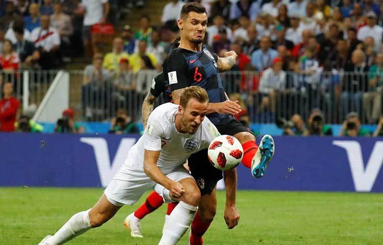 ক্রোয়েশিয়া কোচ জলাতকো দালিচের ছকে আটকে গেলেন হ্যারি কেন। মেসিকে আটকে দেওয়ার পড়ে হ্যারি কেনকেও খেলতে দেবেন না, বলেছিলেন ক্রোয়েশিয়ার কোচ। সেটা তিনি করালেন দলের দুই ডিফেন্ডারকে দিয়ে। হ্যারি কেন বল পেলেই তার সামনে চলে আসছিলেন দু’জন ফুটবলার।