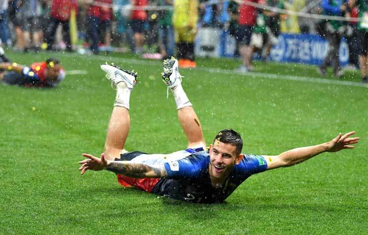 আনন্দে মাতোয়ারা ফ্রান্সের ফুটবলাররা। খুশিতে উড়ে যেতে ইচ্ছে করছে।