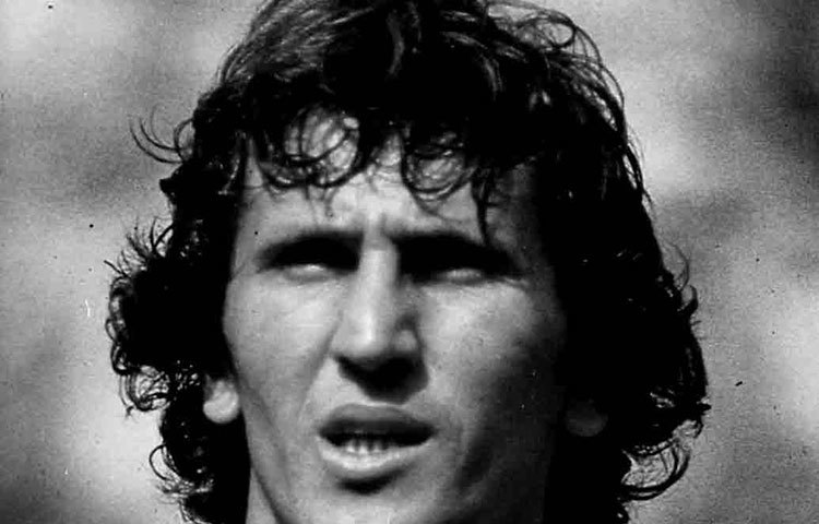 একবারের বিশ্বকাপও জিততে পারেননি ব্রাজিলের তারকা ফুটবলার জিকো। ১৯৮২ সালে বিশ্বকাপে ব্রাজিল দলটিতে ছিলেন একাধিক স্টার প্লেয়ার। সেই দলে ছিলেন জিকোও। সে বছরে দ্বিতীয় রাউন্ডেই ইতালির কাছে হেরে যায় ব্রাজিল। জিকোর বিশ্বকাপ জয়ের স্বপ্নভঙ্গ হয়। পরে ১৯৮৬ সালের বিশ্বকাপ খেলেছিলেন তিনি, কিন্তু সেবারও কাপ ঘরে নিয়ে আসতে পারেনি ব্রাজিল।