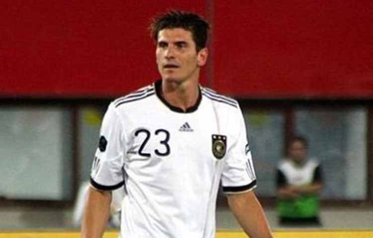 জার্মান স্ট্রাইকার মারিও গোমেজ ম্যাচের আগে যান একদম বাঁ-দিকের টয়লেটে। তিনি মনে করেন এতে ভক্ত-দর্শকদের ভালো খেলা উপহার দিতে পারবেন।