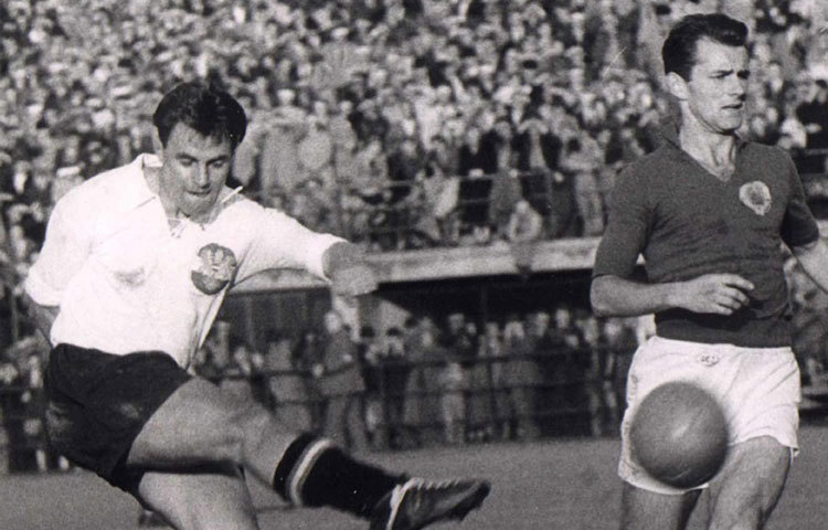 থিওডর ওয়্যাগনার : বিশ্বকাপের কোয়ার্টার ফাইনাল। ১৯৫৪ সাল। অস্ট্রিয়া, সুইজারল্যান্ডের সেই ম্যাচের ভাগ্য যেন পেন্ডুলামের মতো দুলছিল। অস্ট্রিয়ার হয়ে হ্যাটট্রিক করে পিছিয়ে থাকা ম্যাচে দেশকে ৭-৫ গোলে জেতান ওয়্যাগনার।