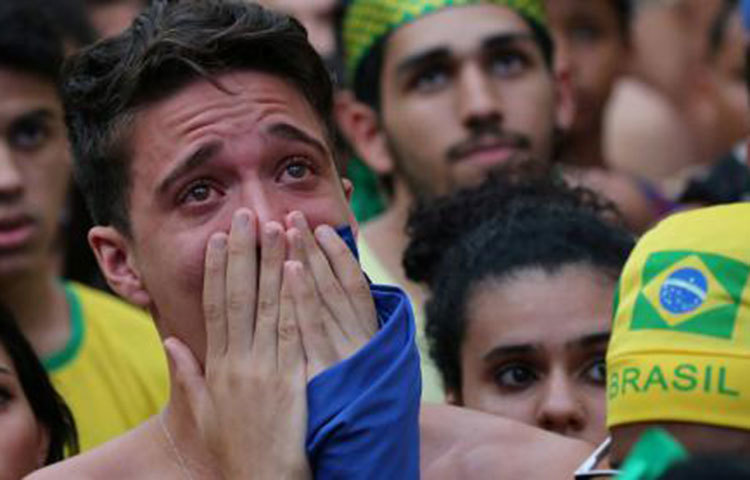 খেলার শুরু এই ভক্তরা আনন্দ-উল্লাসে গলা ফাটিয়েছেন। কিন্তু খেলা শেষে তা কান্নায় গড়িয়েছে।