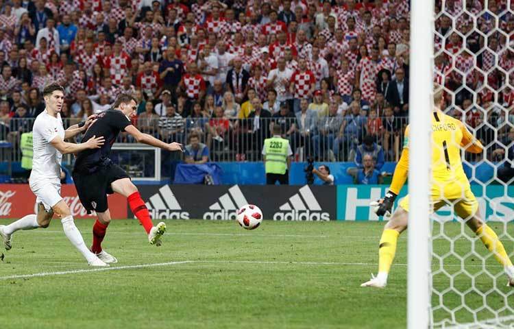 ইংল্যান্ডের অনভিজ্ঞ ডিফেন্স ক্রোয়েশিয়ার কাজটা অনেক সহজ করে দিয়েছিল। ক্রোয়েশিয়ার আক্রমণ মোকাবিলা করার ক্ষেত্রে বা সেই আক্রমণ ফিরিয়ে দেওয়ার ক্ষেত্রে এই অনভিজ্ঞতা প্রকট হয়ে উঠছিল বার বার।