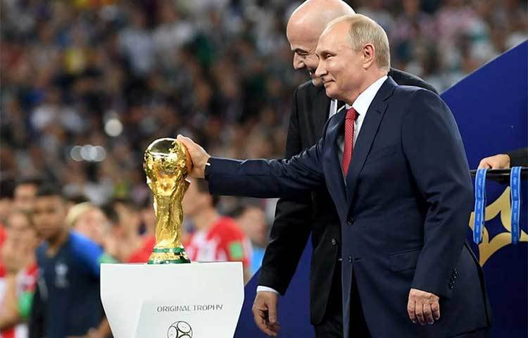 এক ফাঁকে বিশ্বকাপকে ছুঁয়ে দেখলেন রাশিয়র প্রেসিডেন্ট পুতিন। হয়তো তিনিও স্বপ্ন দেখেছিলেন কাপটি তার দেশে থাকবে।