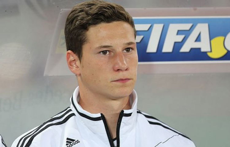 মারিও গোমেজের সহ খেলোয়াড় হুলিয়ান ড্রাক্সলার ম্যাচের আগে পারফিউম মাখেন। তিনি মনে করেন এতে জয় আসবেই।