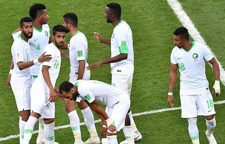 সৌদি আরব : ১২ বছর পর বিশ্বকাপে খেলতে নেমেছিল মধ্য এশিয়ার এই দেশটি। রাশিয়ার বিরুদ্ধে হেরে বিশ্বকাপ অভিযান শুরু করেছিল সৌদি। উরুগুয়ের বিরুদ্ধে জ্বলে উঠলেও শেষ রক্ষা হয়নি। হেরে বিদায় নিয়েছে দেশটি।