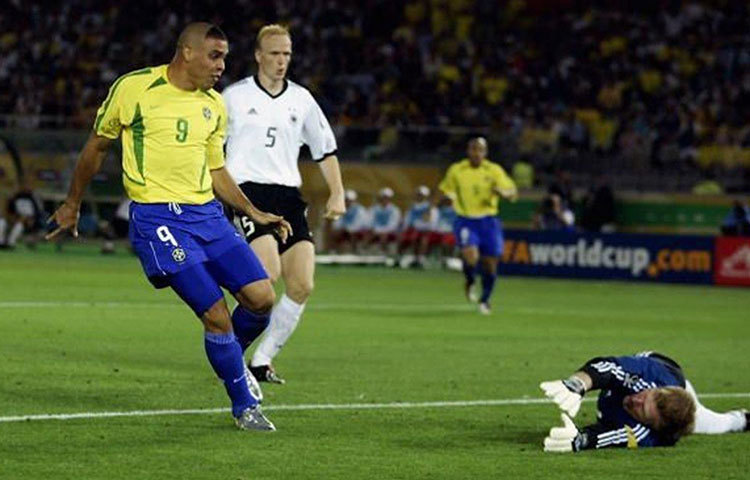 প্রতি ম্যাচ জিতে কাপ জয়ের শেষ নজিরও রয়েছে ব্রাজিলেরই দখলে। ২০০২ সালে রোনাল্ডো-রোনাল্ডিনহো-কার্লোসদের হেভিওয়েট দল পর পর ম্যাচ জিতে চ্যাম্পিয়ন হয়। ফাইনালে জার্মানিকে হারায় তারা।