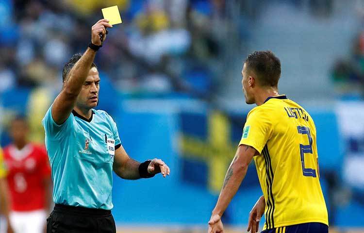 সুইডেনের মিকায়েল লাসটিগ খেলতে পারবেন না ইংল্যান্ডের বিরুদ্ধে কোয়ার্টার ফাইনালে। সুইজারল্যান্ডের বিরুদ্ধে শেষ ষোলোর ম্যাচে দ্বিতীয় হলুদ কার্ড দেখেছেন তিনি।