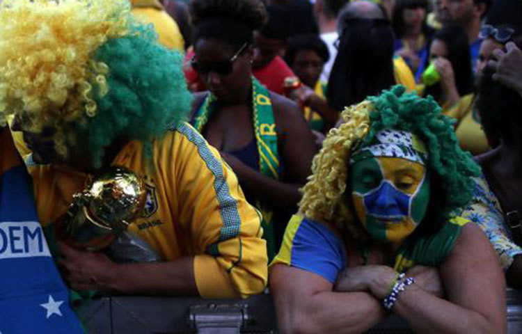 ভালোবাসার দলের জন্য সেজেছিলেন বিচিত্র সাজে। কিন্তু স্বপ্ন ছুঁতে না পারায় ডুকরে কেঁদেছেন তারা।