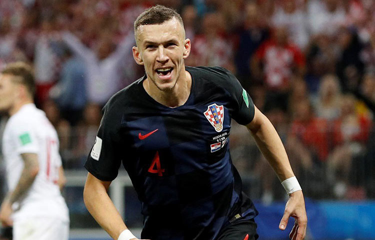 এদিন খেলার গতি কমিয়ে দিয়েছিলেন হ্যারি কেনরা। হয়তো প্রচণ্ড গতিতে খেলতে অভ্যস্ত ক্রোয়েশিয়ার ছন্দ নষ্ট করে দেওয়াই ছিল প্রধান লক্ষ্য। প্রথমার্ধে এই পরিকল্পনা সফল সাউথগেটের। কিন্তু দ্বিতীয়ার্ধে দুর্দান্ত ভাবে ঘুরে দাঁড়াতে শুরু করলেন ক্রোয়েশিয়ার খোলোয়াড়রা। যার নেপথ্যে পেরিসিচ।