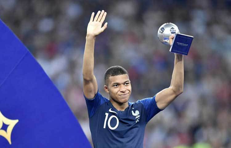 সেরা উদীয়মান ফুটবলার হলেন বিশ্বকাপ জয়ী ফ্রান্সের তরুণ ফরোয়ার্ড কিলিয়ান এমবাপে।