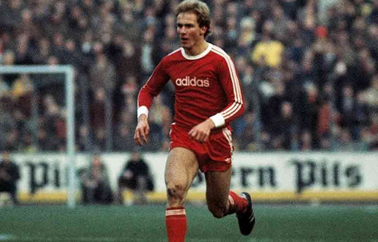 গোল স্কোরার হিসেবে রুম্মেনিগের অবদানও কম নয়। কিন্তু তার যাবতীয় রেকর্ড রয়েছে বায়ার্ন মিউনিখের হয়েই। ১৯৭৪ থেকে ১৯৯০ সালের মধ্যে চারবার বিশ্বকাপের ফাইনালে উঠেছিল জার্মানি। রুম্মেনিগে খেলেছিলেন ১৯৭৮, ১৯৮২ এবং ১৯৮৬ সালে। কিন্তু এক বারও বিশ্বকাপ জেতা হয়নি রুম্মেনিগের। ১৯৮০-’৮১ এই দুবছরেই ব্যালন ডি’ওর পুরস্কার পেয়েছিলেন রুম্মেনিগে।