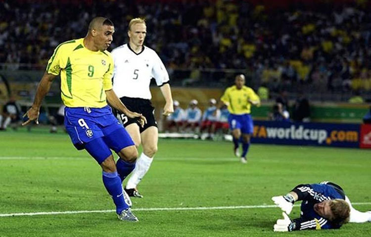 রোনাল্ডো তিনি ব্রাজিলের খেলোয়াড়।