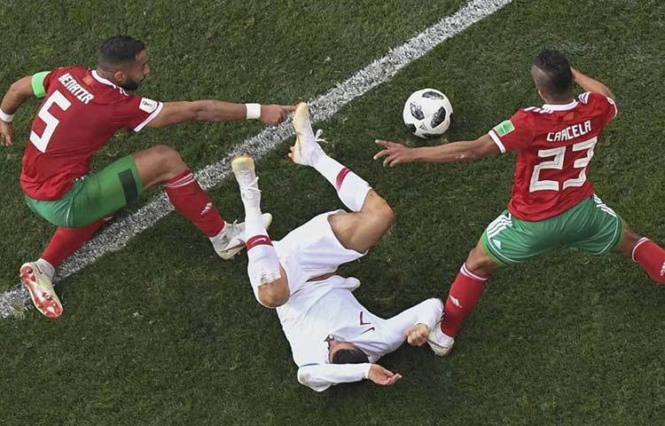 মরক্কো : ১৯৯৮ সালে গ্রুপ স্টেজেই ছিটকে যায় আফ্রিকার এই দেশটি। এবারের বিশ্বকাপে যোগ্যতা অর্জন করলেও প্রথম ম্যাচে ইরানের বিরুদ্ধে আত্মঘাতী গোল তাদের এগিয়ে যাওয়ার পথে কাঁটা হয়ে দাঁড়ায়। পর্তুগালের বিরুদ্ধে দুর্দান্ত খেলে প্রশংসা কুড়িয়েছে। বিশ্বকাপের প্রথম পর্বেই পর পর দুটো ম্যাচে হারের কারণে দেশটি ছিটকে গিয়েছে।