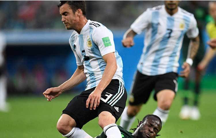 নিকোলাস তালিয়াফিকো : দুরন্ত স্ট্যামিনার জন্য ২৫ বছরের তরুণ এই ডিফেন্ডারকে জাভিয়ের জানেত্তির সঙ্গে তুলনা করা হয়। আয়াখসের এই লেফট ব্যাক আর্জেন্টিনার হয়ে মাত্র ৭টি ম্যাচ খেলেছেন। দেশের হয়ে অনূর্ধ্ব ১৫, ১৭ এবং ২০ পর্যায়ে খেলেছেন তিনি।