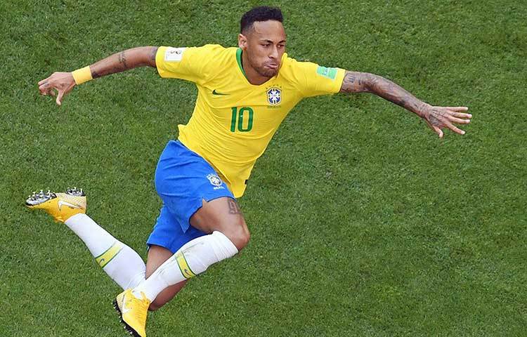 এ ছাড়া নেইমারের মতো আরও অনেকে দেখেছেন একটি করে হলুদ কার্ড। তবে নিয়ম অনুসারে কোয়ার্টার ফাইনাল পর্যায় থেকে নতুন করে কার্ড বিবেচিত হয়। আগের একটা কার্ডের জের তাই বইতে হচ্ছে না তাদের।