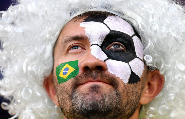 জিতলে না পারলেও দুচোখের দৃষ্টিতে ব্রাজিল দলের জন্য এই ভক্তের ভালোবাসা। তবে হতাশা তাকে গ্রাস করেছে।