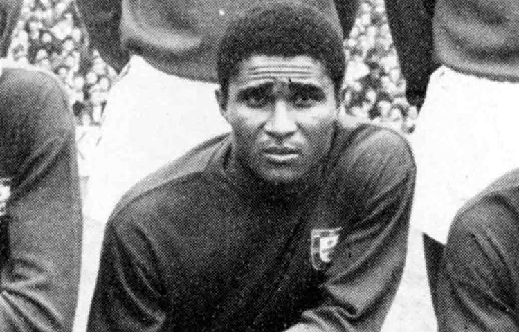 ক্রিশ্চিয়ানো রোনালদোর আগে পর্তুগালের স্টার প্লেয়ার ছিলেন একজনই। তিনি ইউসেবিও। ১৯৬৫ সালে ব্যালন ডি’ওর পুরস্কার জিতেছিলেন ইউসেবিও। জীবনে এক বারই বিশ্বকাপ খেলতে পেরেছিলেন এই তারকা ফুটবলার। ১৯৬৬ সালের বিশ্বকাপে সর্বোচ্চ গোলদাতাও হয়েছিলেন তিনি। কিন্তু সেবার বিশ্বকাপ জিততে পারেনি পর্তুগাল। থার্ড প্লেসে আটকে গিয়েছিল ইউসেবিও-র দেশ।