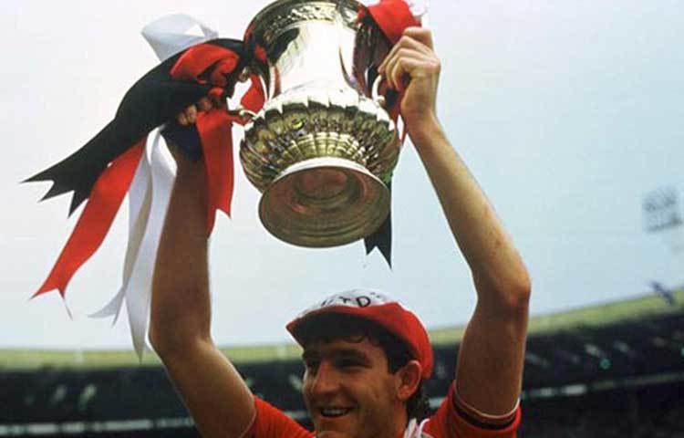 সবচেয়ে বেশি বয়সে বিশ্বকাপ জিতেছেন ইতালির গোলরক্ষক দিনো জফ। ১৯৮২ সালের স্পেন বিশ্বকাপ জয়ের সময় জফের বয়স ছিল ৪০।