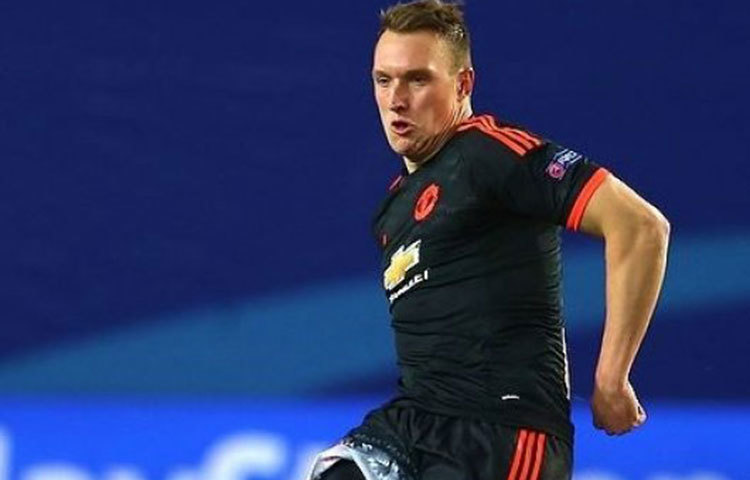 ইংল্যান্ডের ফিল জোনস যেমন সাদা লাইনের ওপর দিয়ে হাঁটেন না। এটাকে তিনি জয়ের পথে হাঁটা মনে করেন।