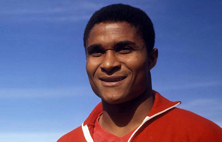 ইউসেবিও : ১৯৬৬ সালের ইংল্যান্ড বিশ্বকাপ। কোয়ার্টার ফাইনালে উত্তর কোরিয়ার বিরুদ্ধে ৩-০ গোলে পিছিয়ে পর্তুগাল। এরপরেই জ্বলে ওঠেন ইউসেবিও। হ্যাটট্রিক করে দলকে জেতান ৫-৩ গোলে।