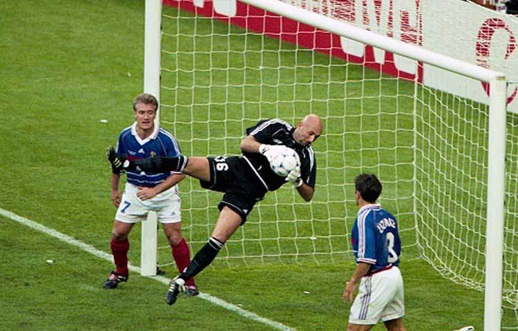 ফাবিয়েন বার্থেজ : বিশ্বকাপের সেরা গোলরক্ষকের পুরস্কার পেয়েছিলেন বার্থেজ। ম্যান ইউয়ের হয়ে ২০০৭ পর্যন্ত খেলার পর মোটরস্পোর্টসে কেরিয়ার তৈরিতে মনোযাগ দিয়েছেন বার্থেজ।