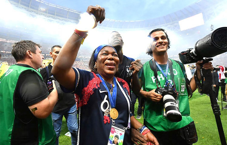 আনন্দের আত্মহারা পল পগবার মা ইয়ে পগবা।