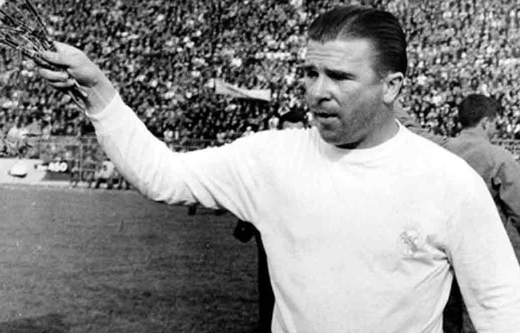 পুসকাসের সময় হাঙ্গেরি ফুটবল দলটার নামই ছিল ‘গোল্ডেন টিম’। ১৯৫৪ সালের বিশ্বকাপ দলে ছিলেন পুসকাস। সেবার ফাইনালে পৌঁছেছিল হাঙ্গেরি। কিন্তু শেষ পর্যন্ত পশ্চিম জার্মানির কাছে হারতে হয় হাঙ্গেরিকে। সেই সঙ্গে পুসকাসের বিশ্বকাপ জয়ের স্বপ্নও শেষ হয়ে যায়।