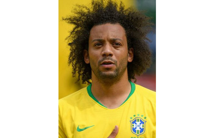 ব্রাজিলের ডিফেন্ডার মার্সেলো মাঠে নামার সময় প্রথমে ফেলেন ডান পা। তিনি বিশ্বাস করেন ডান পায়ে ভর করে সৌভাগ্য ফিরে আসবে।