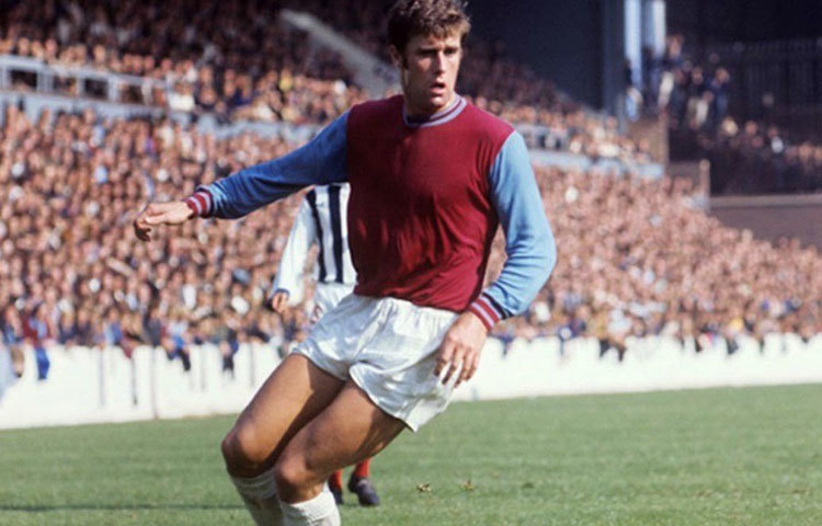 জিওফ হার্স্ট : ১৯৬৬-এর হাই ভোল্টেজ ফাইনাল। মুখোমুখি ইংল্যান্ড, পশ্চিম জার্মানি। এক গোলে পিছিয়ে ইংল্যান্ড। এর পরেই শুরু হার্স্ট ম্যাজিক। তার হ্যাটট্রিকের সুবাদে ৪-২ গোলে বিশ্বকাপ জেতে ইংল্যান্ড।