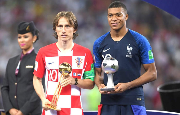 ‘বেস্ট ইয়ং প্লেয়ার’ ট্রফি হাতে এমবাপে এবং ‘গোল্ডেন বল’ ট্রফি হাতে লুকা মদ্রিচ।