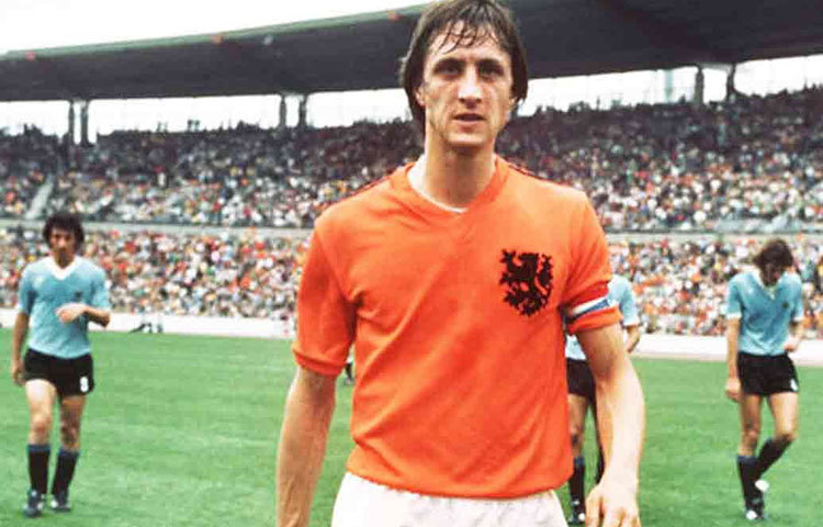 ফুটবলে ‘ক্রুয়েফ টার্ন’-এর কথা প্রায় সকলেরই জানা। ডাচ প্লেয়ার ইয়োহান ক্রুয়েফের সেই স্কিল আজও জনপ্রিয়। নেদারল্যান্ডস দলটিকে বিশ্ব ফুটবলের দরবারে জায়গা করে নিতে সাহায্য করেছিলেন ইয়োহান ক্রুয়েফ। একবারই বিশ্বকাপ খেলেছিলেন তিনি। ১৯৭৪ সালের বিশ্বকাপে ক্রুয়েফ দলকে ফাইনাল পর্যন্ত টেনে নিয়ে গিয়েছিলেন। কিন্তু হারতে হয় জার্মানির কাছে।