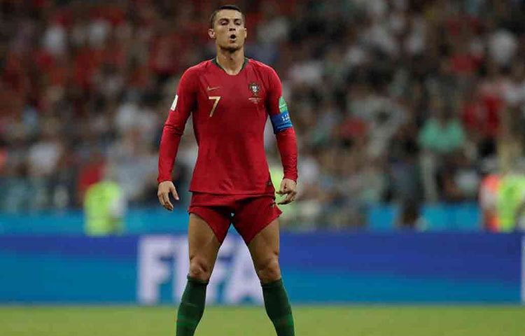 লা লিগা টাইটেল দু’বার। প্রিমিয়ার লিগ তিনবার। চ্যাম্পিয়ন্স লিগ পাঁচবার। আর ফুটবলের সেরা পুরস্কার ব্যালন ডি’ওর-ও পাঁচবার। সি আর সেভেনের নামের পাশে খেতাবের ছড়াছড়ি। ২০১৬ সালে দেশকে ইউরোপিয়ান চ্যাম্পিয়নশিপ কাপ এনে দিয়েছিলেন ক্রিশ্চিয়ানো রোনাল্ডো। এই নিয়ে চারটি বিশ্বকাপ হয়ে গেল ৩৩ বছরের রোনাল্ডোর। কিন্তু বিশ্বকাপ ওঠেনি তার হাতে।