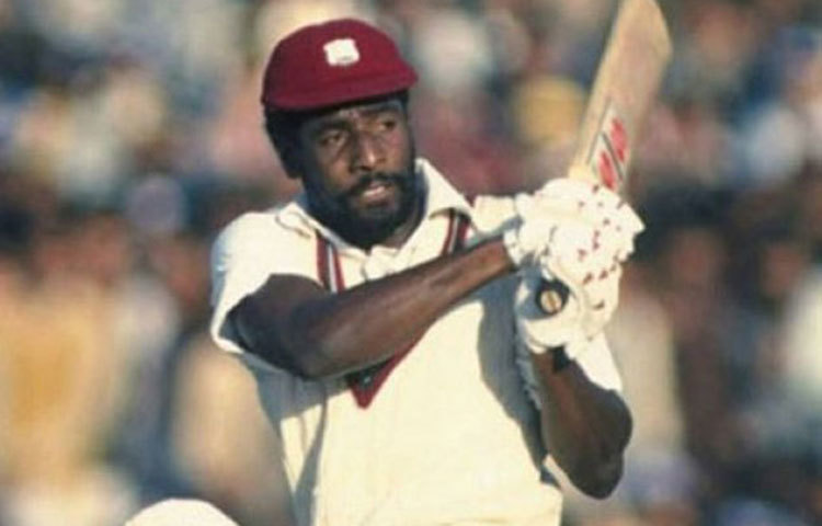 অ্যান্টিগুয়ার হয়ে ১৯৭৪ সালের বিশ্বকাপ ফুটবলের যোগ্যতা অর্জন পর্বের ম্যাচেও খেলেছিলেন রিচার্ডস। এছাড়া তিনি ইংল্যান্ডে ক্লাব ফুটবলও খেলেন।