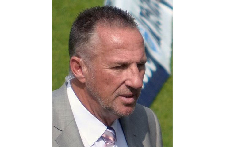 ক্রিকেটের ইতিহাসে সর্বকালের অন্যতম সেরা অলরাউন্ডার হিসেবে পরিচিত ইয়ান বথামও ভালো ফুটবল খেলতেন। এছাড়া ইংল্যান্ডের অপর এক ক্রিকেটার মাইক গ্যাটিংও ক্লাব ফুটবল খেলেছেন।