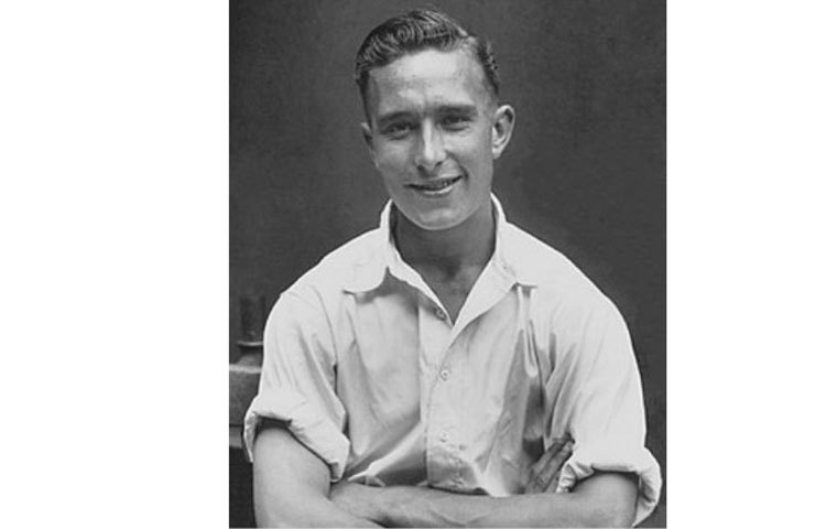 ইংল্যান্ডের অপর এক প্রাক্তন ক্রিকেটার ডেনিস কম্পটনও ভালো ফুটবল খেলতেন। তিনি দীর্ঘদিন আর্সেনালের হয়ে খেলেছিলেন। এছাড়া জাতীয় দলের হয়েও তিনি ১৬টি ম্যাচ খেলেছিলেন। যদিও সেই ম্যাচগুলি সরকারিভাবে আন্তর্জাতিক ম্যাচ ছিলো না।